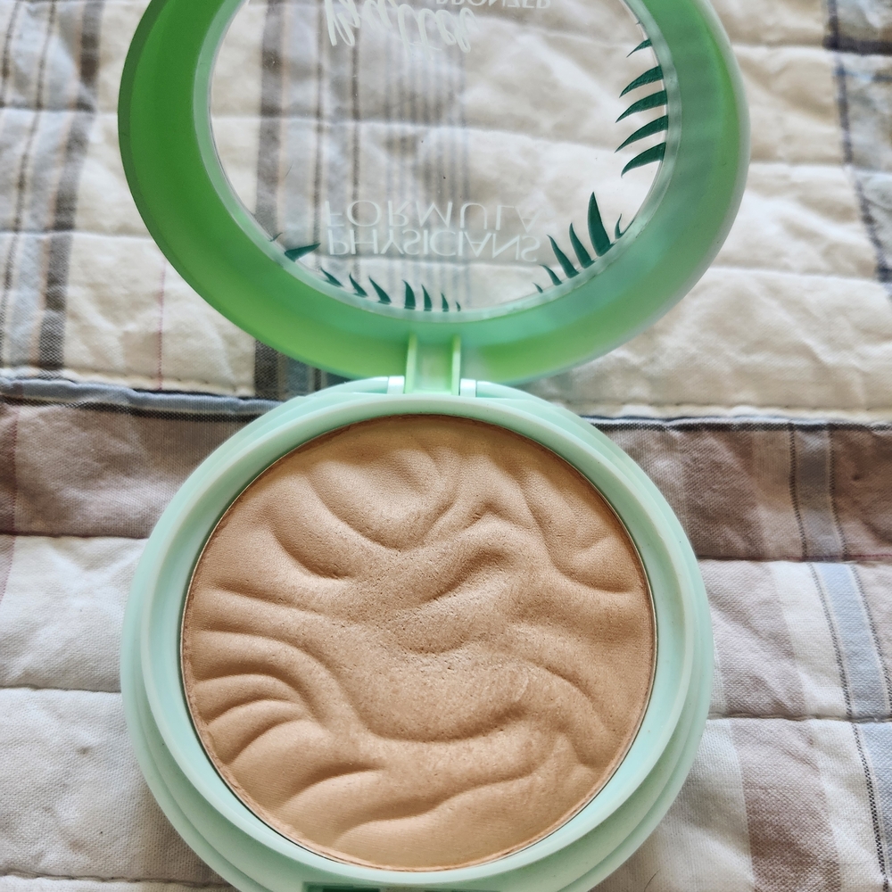 Physicians Formula Light Bronzer in Mint Compact
